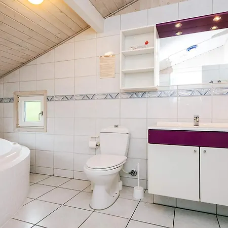 7 Person In Henne-by Traum